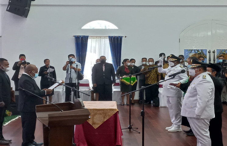 Gubernur Enembe Lantik Bupati dan Wabup Nabire 